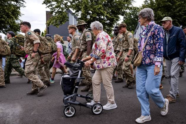 WIJCHEN - Walkers on the second day of the Nijmegen Four Days Marches. On the Wednesday of the Four Days Marches, Nijmegen positions itself as the pink rainbow capital of the Netherlands. ROBIN VAN LONKHUIJSEN ANP netherlands out - belgium out  Copyright: xx x564045048x originalFilename: 564045048.jpg