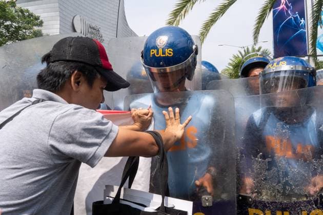 July 22, 2026, Pasay City, Philippines: PASAY Pasay City, PHILIPPINES Ã¢â‚¬ JULY 22, 2026: Protesters from the progressive alliance Bagong Alyansang Makabayan (Bayan) were dispersed by police after attempting to hold a demonstration outside the Philippine International Convention Center (PICC) in Pasay City, where the 59th ASEAN Foreign Ministers Meeting is being held from July 20Ã¢â‚¬24, 2026. The protest sought to condemn the presence of US Secretary of State Marco Rubio, whom demonstrators labeled a war criminal over his alleged role in US military actions abroad. Pasay City Philippines - ZUMAq101 20260722_zna_q101_013 Copyright: xCharlesxEdmonxS.xPerezx