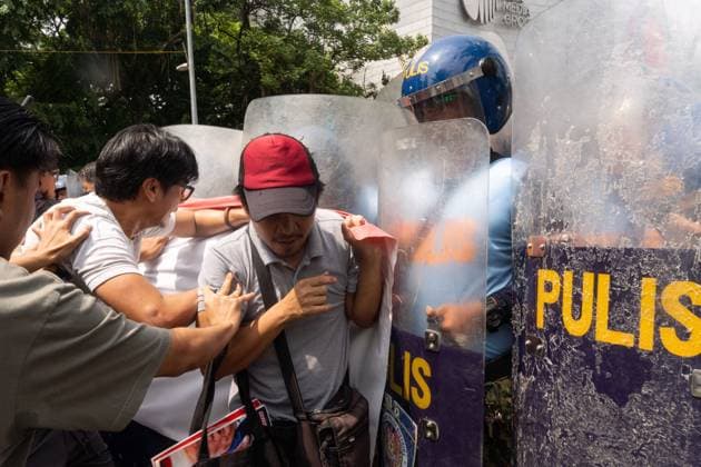 July 22, 2026, Pasay City, Philippines: PASAY Pasay City, PHILIPPINES Ã¢â‚¬ JULY 22, 2026: Protesters from the progressive alliance Bagong Alyansang Makabayan (Bayan) were dispersed by police after attempting to hold a demonstration outside the Philippine International Convention Center (PICC) in Pasay City, where the 59th ASEAN Foreign Ministers Meeting is being held from July 20Ã¢â‚¬24, 2026. The protest sought to condemn the presence of US Secretary of State Marco Rubio, whom demonstrators labeled a war criminal over his alleged role in US military actions abroad. Pasay City Philippines - ZUMAq101 20260722_zna_q101_020 Copyright: xCharlesxEdmonxS.xPerezx