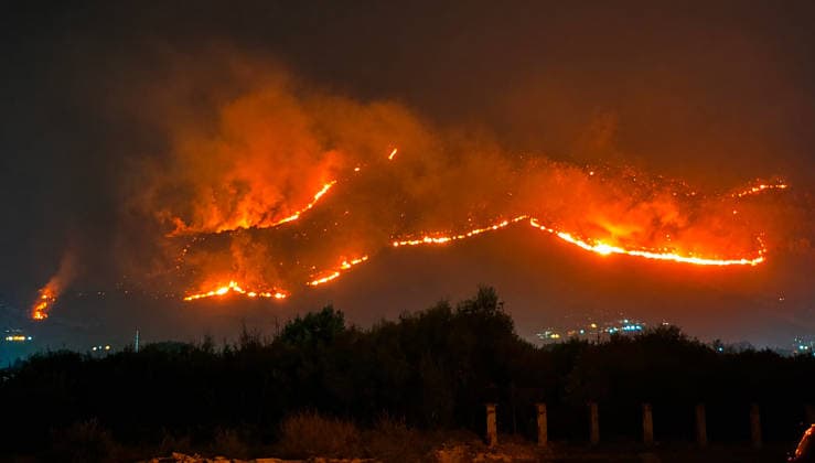 Wildfires continue in Italian island of Sicily PALERMO, ITALY - JULY 22: Wildfires that broke out in several parts of the Italian island of Sicily continue overnight, fueled by strong winds, as firefighters, civil protection teams and forestry crews press on with efforts to contain the blazes near Palermo, Sicily, Italy on July 22, 2026. The wildfires, which started yesterday on the slopes of Mount Longa near the city of Palermo, spread rapidly due to the wind and burned throughout the night. Alberto Lo Bianco Anadolu Palermo Italy. Editorial use only. Please get in touch for any other usage.  Copyright: x2026xAnadoluxAlbertoxLoxBiancox