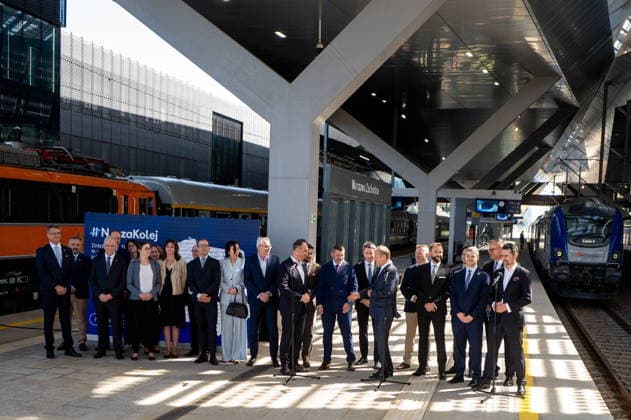 Warszawa 22.07.2026 Poland s Prime Minister Donald Tusk press conference on railway station Warsaw West. July 22, 2026 in Warsaw. --- Konferencja Prasowa Prezesa Rady Ministrow Donalda Tuska na dworcu kolejowym Warszawa Zachodnia w zwiazku z ogloszeniem programu NaszaKolej, 22 lipca 2026. Persons shown : wywolane przez premiera osoby pracujace przy projekcie Fot. Kai Taller Arena Akcji NEWSPIX.PL --- newspix.pl 