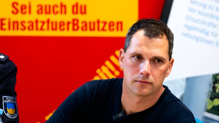 22.07.2026, Deutschland,Sachsen, Bautzen , Markus Bergander, Einsatzleiter der ersten Nacht, informiert während der Pressekonferenz in der Hauptfeuerwache Bautzen über den Einsatz beim Brand eines Batteriespeichers am Schliebenparkplatz. Der betroffene Speichercontainer wird kontrolliert gekühlt und überwacht. *** July 22, 2026, Germany, Saxony, Bautzen—Markus Bergander, incident commander for the first night, provides an update during a press conference at the Bautzen Main Fire Station regarding the response to a fire at a battery storage facility at the Schlieben parking lot. The affected storage container is being cooled in a controlled manner and monitored.