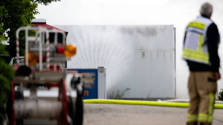 22.07.2026, Deutschland,Sachsen, Bautzen : Einsatzkräfte der Feuerwehr kühlen den brennenden Batteriespeicher am Bautzener Schliebenparkplatz dauerhaft mit Wasser. Der betroffene Speichercontainer kann nicht klassisch gelöscht werden und wird kontrolliert überwacht, um eine Ausbreitung des Brandes auf weitere Speichercontainer zu verhindern. *** July 22, 2026, Germany, Saxony, Bautzen: Firefighters are continuously cooling the burning battery storage container at the Schlieben parking lot in Bautzen with water. The affected storage container cannot be extinguished using conventional methods and is being closely monitored to prevent the fire from spreading to other storage containers.