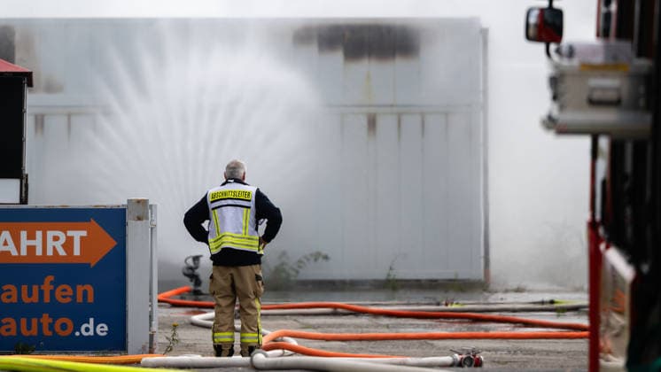22.07.2026, Deutschland,Sachsen, Bautzen : Einsatzkräfte der Feuerwehr kühlen den brennenden Batteriespeicher am Bautzener Schliebenparkplatz dauerhaft mit Wasser. Der betroffene Speichercontainer kann nicht klassisch gelöscht werden und wird kontrolliert überwacht, um eine Ausbreitung des Brandes auf weitere Speichercontainer zu verhindern. *** July 22, 2026, Germany, Saxony, Bautzen: Firefighters are continuously cooling the burning battery storage container at the Schlieben parking lot in Bautzen with water. The affected storage container cannot be extinguished using conventional methods and is being closely monitored to prevent the fire from spreading to other storage containers.