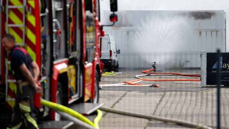 22.07.2026, Deutschland,Sachsen, Bautzen : Einsatzkräfte der Feuerwehr kühlen den brennenden Batteriespeicher am Bautzener Schliebenparkplatz dauerhaft mit Wasser. Der betroffene Speichercontainer kann nicht klassisch gelöscht werden und wird kontrolliert überwacht, um eine Ausbreitung des Brandes auf weitere Speichercontainer zu verhindern. *** July 22, 2026, Germany, Saxony, Bautzen: Firefighters are continuously cooling the burning battery storage container at the Schlieben parking lot in Bautzen with water. The affected storage container cannot be extinguished using conventional methods and is being closely monitored to prevent the fire from spreading to other storage containers.