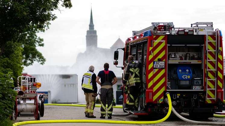 22.07.2026, Deutschland,Sachsen, Bautzen : Einsatzkräfte der Feuerwehr kühlen den brennenden Batteriespeicher am Bautzener Schliebenparkplatz dauerhaft mit Wasser. Der betroffene Speichercontainer kann nicht klassisch gelöscht werden und wird kontrolliert überwacht, um eine Ausbreitung des Brandes auf weitere Speichercontainer zu verhindern. *** July 22, 2026, Germany, Saxony, Bautzen: Firefighters are continuously cooling the burning battery storage container at the Schlieben parking lot in Bautzen with water. The affected storage container cannot be extinguished using conventional methods and is being closely monitored to prevent the fire from spreading to other storage containers.