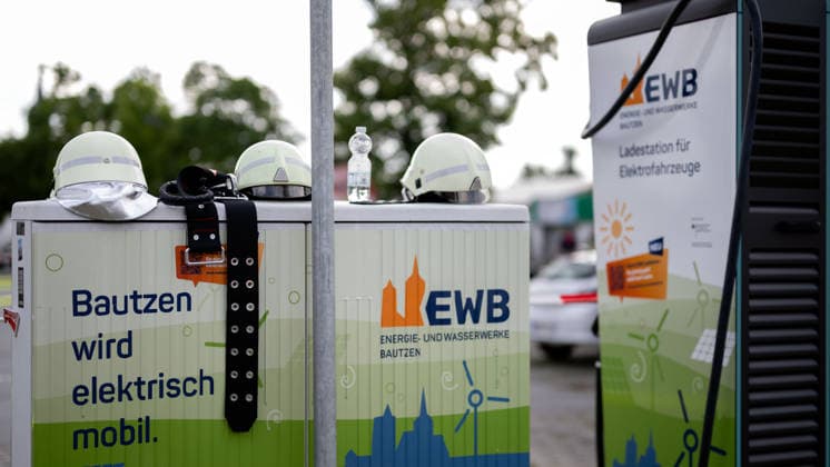 22.07.2026, Deutschland,Sachsen, Bautzen : Die Helme der Einsatzkräfte liegen während des Einsatzes auf einem Verteilerkasten der Energie- und Wasserwerke Bautzen am Schliebenparklatz. Der Brand eines Batteriespeichers beschäftigt die Feuerwehr bereits seit vielen Stunden. *** July 22, 2026, Germany, Saxony, Bautzen: The emergency responders’ helmets are resting on a utility box belonging to the Bautzen Energy and Water Works at Schliebenparkplatz. The fire department has been battling a fire in a battery storage unit for many hours now.
