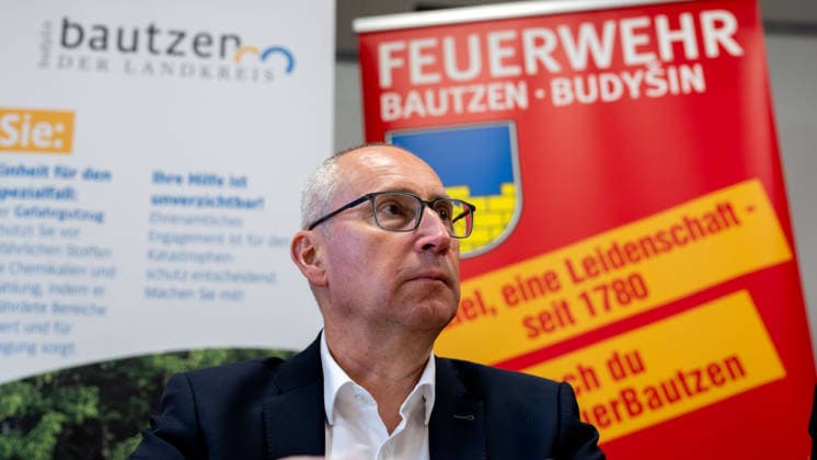22.07.2026, Deutschland,Sachsen, Bautzen , Bautzens Oberbürgermeister Karsten Vogt informiert während der Pressekonferenz in der Hauptfeuerwache Bautzen über den Einsatz beim Brand eines Batteriespeichers am Schliebenparkplatz. Der betroffene Speichercontainer wird kontrolliert gekühlt und überwacht. *** July 22, 2026, Germany, Saxony, Bautzen—Bautzen Mayor Karsten Vogt provides an update during a press conference at the Bautzen Main Fire Station on the response to a fire at a battery storage facility at the Schlieben parking lot. The affected storage container is being cooled in a controlled manner and monitored.