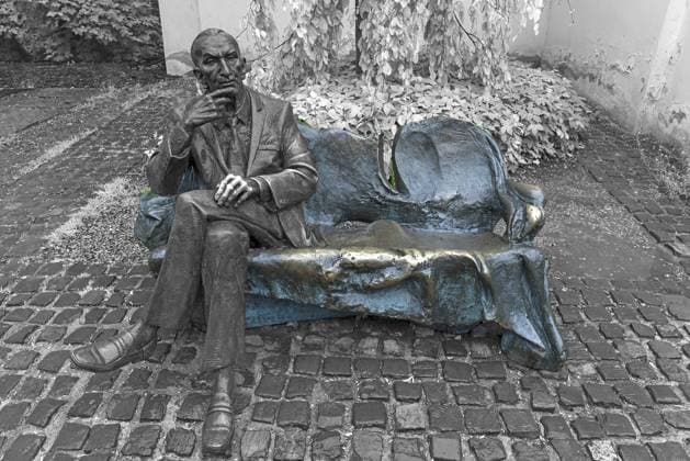 Bronzdenkmal von Jan Karski, polnischer Offizier, 1914-2000, war wichtiger Zeugen des Holocaust, schwarz weiß, Krakau Polen Bronze monument to Jan Karski, Polish officer, 1914-2000, was an important witness to the Holocaust, black and white, Krakow Poland Copyright: imageBROKER HelmutxMeyerxzurxCap ibxmzc18228837.jpg