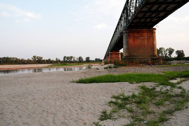 IPA86888808 - Mezzanino, Pavia, Ponte della Becca, July 22, 2026: The Po River has run dry; there is a water crisis and drought affecting Italy’s rivers. The Po River is 3 meters below its normal level, with vast stretches of sand; climate change and global warming  Copyright: xDuilioxPiaggesix xDuilioxPiaggesix 86888808