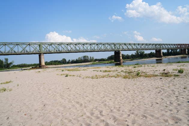IPA86888869 - Mezzanino, Pavia, Ponte della Becca, July 22, 2026: The Po River has run dry; there is a water emergency and drought affecting Italy’s rivers. The Po River is 3 meters below its normal level, with vast stretches of sand; climate change and global warming  Copyright: xDuilioxPiaggesix xDuilioxPiaggesix 86888869