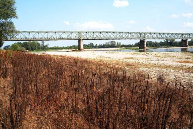 IPA86888880 - Mezzanino, Pavia, Ponte della Becca, July 22, 2026: The Po River has run dry; there is a water emergency and drought affecting Italy’s rivers. The Po River is 3 meters below its normal level, with vast stretches of sand; climate change and global warming  Copyright: xDuilioxPiaggesix xDuilioxPiaggesix 86888880