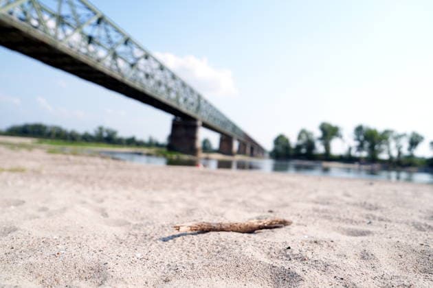 IPA86888882 - Mezzanino, Pavia, Ponte della Becca, July 22, 2026: The Po River has run dry; there is a water emergency and drought affecting Italy’s rivers. The Po River is 3 meters below its normal level, with vast stretches of sand; climate change and global warming  Copyright: xDuilioxPiaggesix xDuilioxPiaggesix 86888882