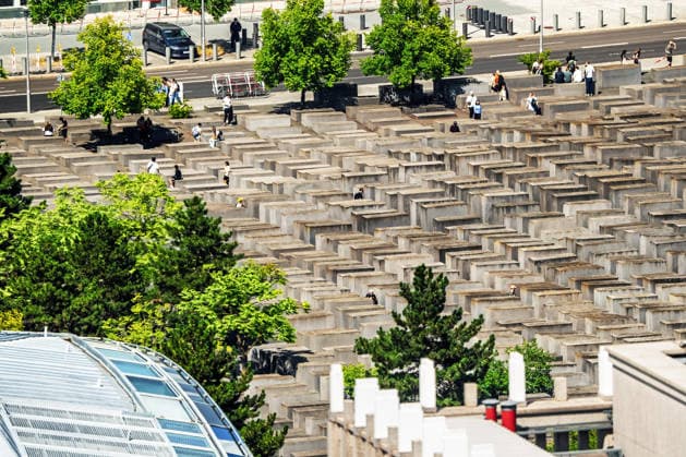 Holocaust Mahnmal, Denkmal für die ermordeten Juden Europas, Vogelperspektive, Berlin, 21. Juli 2026 Deutschland, Berlin, Juli 2026, Holocaust Mahnmal, Denkmal für die ermordeten Juden Europas, von Peter Eisenman entworfenes Stelenfeld erinnert an die sechs Millionen jüdischen Opfer des Nationalsozialismus, Blick von einer Aussichtsplattform am Potsdamer Platz, Aussicht aus 100 Metern Höhe, Berlin-Mitte, Geschichte, Politik, *** Holocaust Memorial, Memorial to the Murdered Jews of Europe, bird s-eye view, Berlin, July 21, 2026 Germany, Berlin, July 2026, Holocaust Memorial, Memorial to the Murdered Jews of Europe, the field of stelae designed by Peter Eisenman commemorates the six million Jewish victims of National Socialism, view from