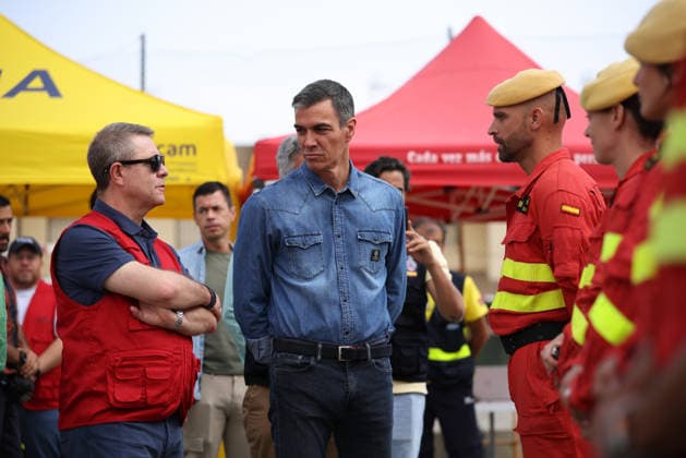 Sánchez and Page Visit the Forward Command Post in Tamajón, Guadalajara, Regarding the La Mierla Fire. Prime Minister Pedro Sánchez 2i , and the President of Castilla-La Mancha, Emiliano García Page 1i, greet the firefighters working on the blaze during a visit to the Forward Command Post for the La Mierla wildfire on July 22, 2026, in Tamajón, Guadalajara, Castilla-La Mancha, Spain. Sánchez visited the Forward Command Post (PMA) facilities to oversee the firefighting efforts and the technical progress of the wildfire that originated in La Mierla on July 16, taking a tour of the affected areas in the region accompanied by the president of Castilla-La Mancha and the Government Delegate in Castilla-La Mancha. JULY 22, 2026 Alejandro Martínez  Copyright: xAlejandroxMartinezxVÃ lezx 7680505