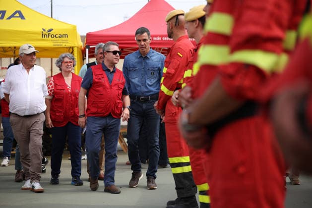 Sánchez and Page Visit the Forward Command Post in Tamajón, Guadalajara, Regarding the La Mierla Fire. Prime Minister Pedro Sánchez 4i, and the President of Castilla-La Mancha, Emiliano García Page 3i, greet the firefighters working on the blaze during a visit to the Forward Command Post for the La Mierla wildfire on July 22, 2026, in Tamajón, Guadalajara, Castilla-La Mancha, Spain. Sánchez visited the Forward Command Post (PMA) facilities to oversee the firefighting efforts and assess the technical progress of the wildfire that originated in La Mierla on July 16, taking a tour of the affected areas in the region accompanied by the president of Castilla-La Mancha and the Government Delegate in Castilla-La Mancha. JULY 22, 2026 Alejandro Ma  Copyright: xAlejandroxMartinezxVÃ lezx 7680508