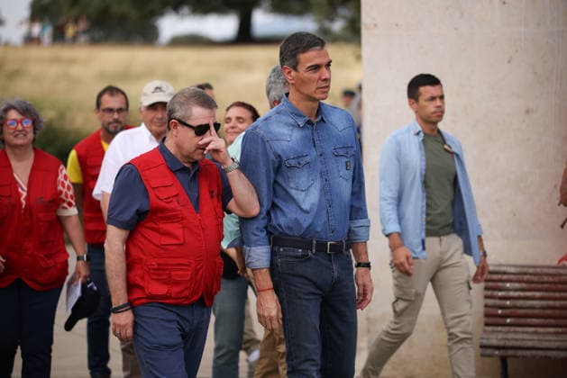 Sánchez and Page Visit the Forward Command Post in Tamajón, Guadalajara, Regarding the La Mierla Fire. Prime Minister Pedro Sánchez 2d, and the President of Castilla-La Mancha, Emiliano García Page 1i, during a visit to the Forward Command Post for the La Mierla wildfire on July 22, 2026, in Tamajón, Guadalajara, Castilla-La Mancha, Spain. Sánchez visited the Forward Command Post (PMA) facilities to oversee firefighting efforts and assess the technical progress of the wildfire that originated in La Mierla on July 16, taking a tour of the affected hectares in the region accompanied by the president of Castilla-La Mancha and the Government Delegate in Castilla-La Mancha. JULY 22, 2026 Alejandro Martínez Vé Tamajón, Guadalajara, Castilla-La M  Copyright: xAlejandroxMartinezxVÃ lezx 7680510