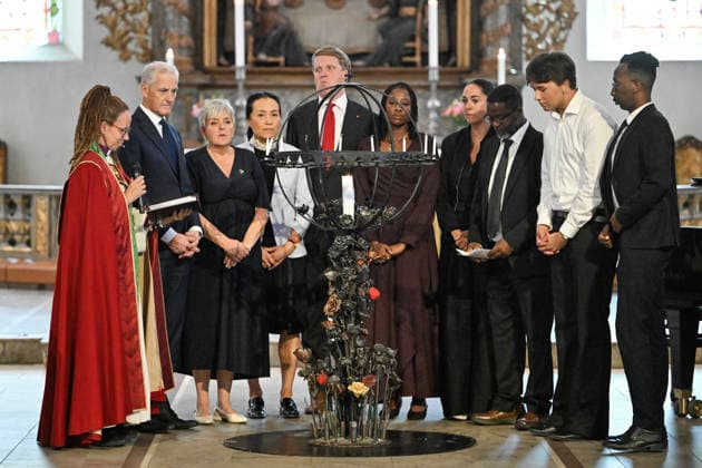 22. juli markering i Oslo domkirke Oslo 20260722. f.v. Biskop Sunniva Gylver, statsminister Jonas Gahr Store, styreleder i Nasjonale Stottegruppen Merete Stamneshagen, Ok kyong Park-Bhasin fra Nasjonal stottegruppe og Utviklingsminister Asmund Aukrust under 22. juli markeringen i Oslo Domkirke. I ar er det 15 ar siden terrorangrepet hvor 77 mennesker mistet livet i 2011. Foto: Annika Byrde NTB POOL Oslo Norge iwnkt6hfeaY EDITORIAL USE ONLY Ref:_BNC_POLiwnkt6hfeaY.jpg *** July 22 commemoration at Oslo Cathedral, Oslo, July 22, 2026. From left: Bishop Sunniva Gylver, Prime Minister Jonas Gahr Store, and Merete Stamneshagen, chair of the National Support Group, Ok Kyong Park Bhasin from the National Support Group, and Minister of De  Copyright: xAnnikaxByrdex xNTBx