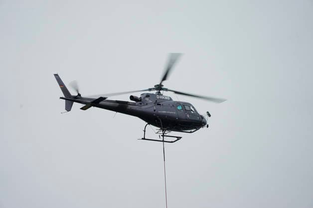CNTV ALTONA- Hubschrauber im Einsatz bei den Bauarbeiten zur Verlegung des Bahnhofs Hamburg-Altona am 22.07.2026 Hamburg . Aufgrund der engen Platzverhaeltnisse im Stadtgebiet werden alten Signale aus dem Baufeld Gleisanlagen der Deutschen Bahn abtransportiert. Hamburg Deutschland *** CNTV ALTONA: Helicopter in action during construction work to relocate the Hamburg Altona train station on July 22, 2026, in Hamburg. Due to limited space in the urban area, old signals are being removed from the Deutsche Bahn track yard in the construction zone. Hamburg, Germany