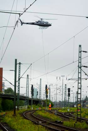 CNTV ALTONA- Hubschrauber im Einsatz bei den Bauarbeiten zur Verlegung des Bahnhofs Hamburg-Altona am 22.07.2026 Hamburg . Aufgrund der engen Platzverhaeltnisse im Stadtgebiet werden alten Signale aus dem Baufeld Gleisanlagen der Deutschen Bahn abtransportiert. Hamburg Deutschland *** CNTV ALTONA: Helicopter in action during construction work to relocate the Hamburg Altona train station on July 22, 2026, in Hamburg. Due to limited space in the urban area, old signals are being removed from the Deutsche Bahn track yard in the construction zone. Hamburg, Germany