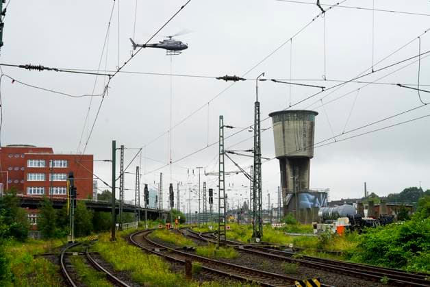 CNTV ALTONA- Hubschrauber im Einsatz bei den Bauarbeiten zur Verlegung des Bahnhofs Hamburg-Altona am 22.07.2026 Hamburg . Aufgrund der engen Platzverhaeltnisse im Stadtgebiet werden alten Signale aus dem Baufeld Gleisanlagen der Deutschen Bahn abtransportiert. Hamburg Deutschland *** CNTV ALTONA: Helicopter in action during construction work to relocate the Hamburg Altona train station on July 22, 2026, in Hamburg. Due to limited space in the urban area, old signals are being removed from the Deutsche Bahn track yard in the construction zone. Hamburg, Germany