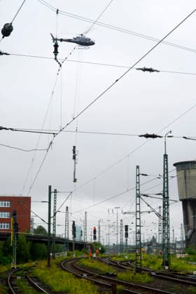 CNTV ALTONA- Hubschrauber im Einsatz bei den Bauarbeiten zur Verlegung des Bahnhofs Hamburg-Altona am 22.07.2026 Hamburg . Aufgrund der engen Platzverhaeltnisse im Stadtgebiet werden alten Signale aus dem Baufeld Gleisanlagen der Deutschen Bahn abtransportiert. Hamburg Deutschland *** CNTV ALTONA: Helicopter in action during construction work to relocate the Hamburg Altona train station on July 22, 2026, in Hamburg. Due to limited space in the urban area, old signals are being removed from the Deutsche Bahn track yard in the construction zone. Hamburg, Germany