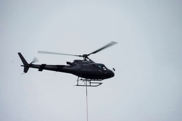 CNTV ALTONA- Hubschrauber im Einsatz bei den Bauarbeiten zur Verlegung des Bahnhofs Hamburg-Altona am 22.07.2026 Hamburg . Aufgrund der engen Platzverhaeltnisse im Stadtgebiet werden alten Signale aus dem Baufeld Gleisanlagen der Deutschen Bahn abtransportiert. Hamburg Deutschland *** CNTV ALTONA: Helicopter in action during construction work to relocate the Hamburg Altona train station on July 22, 2026, in Hamburg. Due to limited space in the urban area, old signals are being removed from the Deutsche Bahn track yard in the construction zone. Hamburg, Germany