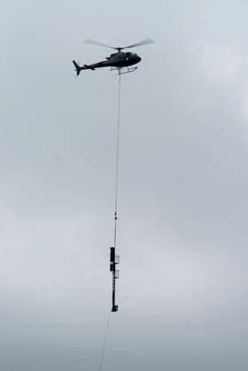 CNTV ALTONA- Hubschrauber im Einsatz bei den Bauarbeiten zur Verlegung des Bahnhofs Hamburg-Altona am 22.07.2026 Hamburg . Aufgrund der engen Platzverhaeltnisse im Stadtgebiet werden alten Signale aus dem Baufeld Gleisanlagen der Deutschen Bahn abtransportiert. Hamburg Deutschland *** CNTV ALTONA: Helicopter in action during construction work to relocate the Hamburg Altona train station on July 22, 2026, in Hamburg. Due to limited space in the urban area, old signals are being removed from the Deutsche Bahn track yard in the construction zone. Hamburg, Germany