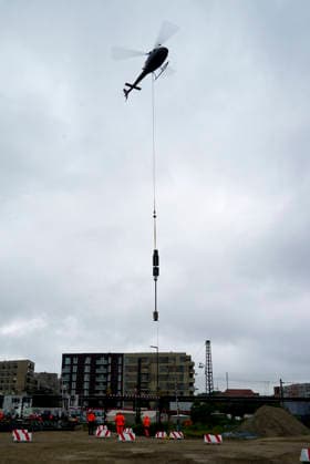 CNTV ALTONA- Hubschrauber im Einsatz bei den Bauarbeiten zur Verlegung des Bahnhofs Hamburg-Altona am 22.07.2026 Hamburg . Aufgrund der engen Platzverhaeltnisse im Stadtgebiet werden alten Signale aus dem Baufeld Gleisanlagen der Deutschen Bahn abtransportiert. Hamburg Deutschland *** CNTV ALTONA: Helicopter in action during construction work to relocate the Hamburg Altona train station on July 22, 2026, in Hamburg. Due to limited space in the urban area, old signals are being removed from the Deutsche Bahn track yard in the construction zone. Hamburg, Germany