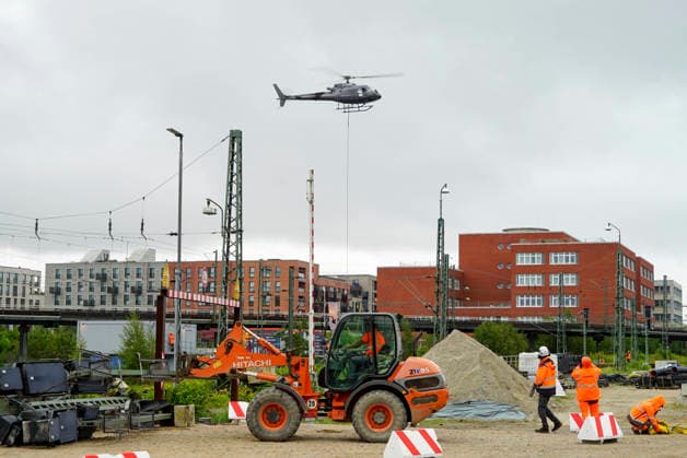 CNTV ALTONA- Hubschrauber im Einsatz bei den Bauarbeiten zur Verlegung des Bahnhofs Hamburg-Altona am 22.07.2026 Hamburg . Aufgrund der engen Platzverhaeltnisse im Stadtgebiet werden alten Signale aus dem Baufeld Gleisanlagen der Deutschen Bahn abtransportiert. Hamburg Deutschland *** CNTV ALTONA: Helicopter in action during construction work to relocate the Hamburg Altona train station on July 22, 2026, in Hamburg. Due to limited space in the urban area, old signals are being removed from the Deutsche Bahn track yard in the construction zone. Hamburg, Germany