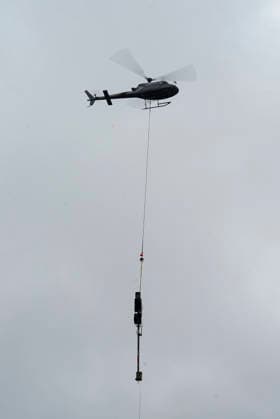 CNTV ALTONA- Hubschrauber im Einsatz bei den Bauarbeiten zur Verlegung des Bahnhofs Hamburg-Altona am 22.07.2026 Hamburg . Aufgrund der engen Platzverhaeltnisse im Stadtgebiet werden alten Signale aus dem Baufeld Gleisanlagen der Deutschen Bahn abtransportiert. Hamburg Deutschland *** CNTV ALTONA: Helicopter in action during construction work to relocate the Hamburg Altona train station on July 22, 2026, in Hamburg. Due to limited space in the urban area, old signals are being removed from the Deutsche Bahn track yard in the construction zone. Hamburg, Germany