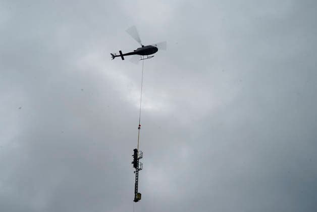 CNTV ALTONA- Hubschrauber im Einsatz bei den Bauarbeiten zur Verlegung des Bahnhofs Hamburg-Altona am 22.07.2026 Hamburg . Aufgrund der engen Platzverhaeltnisse im Stadtgebiet werden alten Signale aus dem Baufeld Gleisanlagen der Deutschen Bahn abtransportiert. Hamburg Deutschland *** CNTV ALTONA: Helicopter in action during construction work to relocate the Hamburg Altona train station on July 22, 2026, in Hamburg. Due to limited space in the urban area, old signals are being removed from the Deutsche Bahn track yard in the construction zone. Hamburg, Germany