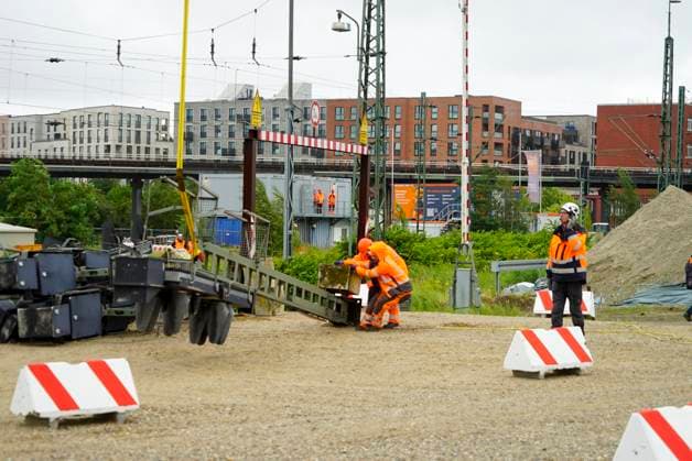 CNTV ALTONA- Hubschrauber im Einsatz bei den Bauarbeiten zur Verlegung des Bahnhofs Hamburg-Altona am 22.07.2026 Hamburg . Aufgrund der engen Platzverhaeltnisse im Stadtgebiet werden alten Signale aus dem Baufeld Gleisanlagen der Deutschen Bahn abtransportiert. Hamburg Deutschland *** CNTV ALTONA: Helicopter in action during construction work to relocate the Hamburg Altona train station on July 22, 2026, in Hamburg. Due to limited space in the urban area, old signals are being removed from the Deutsche Bahn track yard in the construction zone. Hamburg, Germany