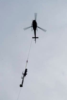 CNTV ALTONA- Hubschrauber im Einsatz bei den Bauarbeiten zur Verlegung des Bahnhofs Hamburg-Altona am 22.07.2026 Hamburg . Aufgrund der engen Platzverhaeltnisse im Stadtgebiet werden alten Signale aus dem Baufeld Gleisanlagen der Deutschen Bahn abtransportiert. Hamburg Deutschland *** CNTV ALTONA: Helicopter in action during construction work to relocate the Hamburg Altona train station on July 22, 2026, in Hamburg. Due to limited space in the urban area, old signals are being removed from the Deutsche Bahn track yard in the construction zone. Hamburg, Germany