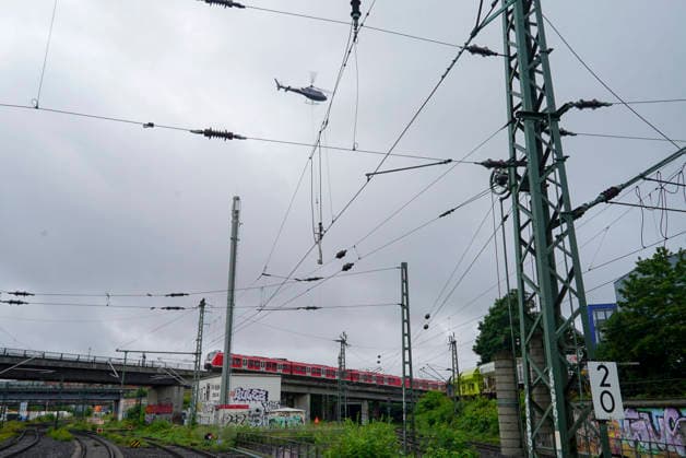 CNTV ALTONA- Hubschrauber im Einsatz bei den Bauarbeiten zur Verlegung des Bahnhofs Hamburg-Altona am 22.07.2026 Hamburg . Aufgrund der engen Platzverhaeltnisse im Stadtgebiet werden alten Signale aus dem Baufeld Gleisanlagen der Deutschen Bahn abtransportiert. Hamburg Deutschland *** CNTV ALTONA: Helicopter in action during construction work to relocate the Hamburg Altona train station on July 22, 2026, in Hamburg. Due to limited space in the urban area, old signals are being removed from the Deutsche Bahn track yard in the construction zone. Hamburg, Germany