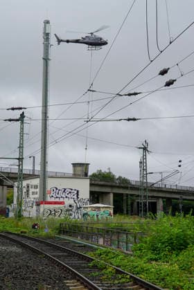 CNTV ALTONA- Hubschrauber im Einsatz bei den Bauarbeiten zur Verlegung des Bahnhofs Hamburg-Altona am 22.07.2026 Hamburg . Aufgrund der engen Platzverhaeltnisse im Stadtgebiet werden alten Signale aus dem Baufeld Gleisanlagen der Deutschen Bahn abtransportiert. Hamburg Deutschland *** CNTV ALTONA: Helicopter in action during construction work to relocate the Hamburg Altona train station on July 22, 2026, in Hamburg. Due to limited space in the urban area, old signals are being removed from the Deutsche Bahn track yard in the construction zone. Hamburg, Germany