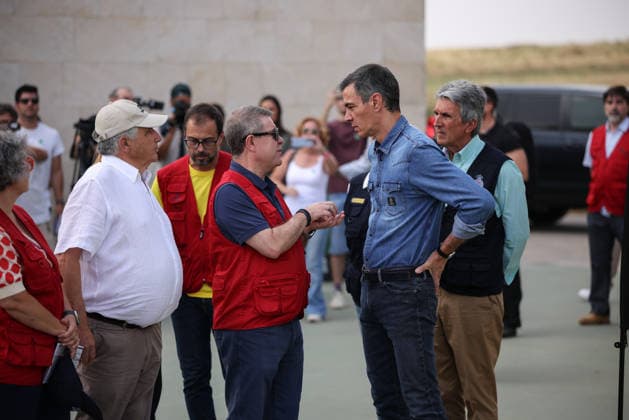 Sánchez and Page Visit the Forward Command Post in Tamajón, Guadalajara, Regarding the La Mierla Fire Prime Minister Pedro Sánchez (right) and the President of Castilla-La Mancha, Emiliano García Page (left), during a visit to the Forward Command Post regarding the La Mierla fire, on July 22, 2026, in Tamajón, Guadalajara, Castilla-La Mancha, Spain. Sánchez visited the Forward Command Post (PMA) facilities to oversee firefighting efforts and monitor the technical progress of the wildfire that broke out in La Mierla on July 16, taking a tour of the affected hectares in the region accompanied by the president of Castilla-La Mancha and the Government Delegate in Castilla-La Mancha. JULY 22, 2026 Alejandro Martínez Vé Tamajón, Guadalajara, Cas  Copyright: xAlejandroxMartinezxVÃ lezx 7680583