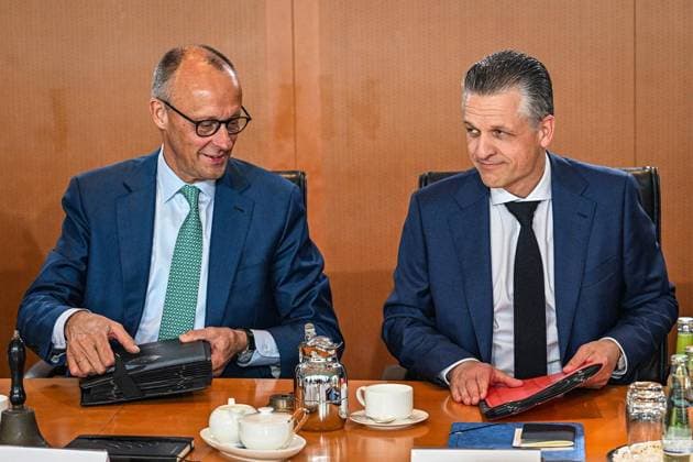 Sitzung des Bundeskabinetts ** NUR FÜR REDAKTIONELLE ZWECKE ** EDITORIAL USE ONLY **<p>Friedrich Merz (CDU, l), Bundeskanzler und Thorsten Frei (CDU), Chef des Bundeskanzleramts und Bundesminister für besondere Aufgaben, sitzen vor der Sitzung des Bundeskabinetts nebeneinander, fotografiert am 22.07.2026 in Berlin. Berlin Berlin Berlin Copyright: MaurizioxGambarini *** Federal Cabinet Meeting ** FOR EDITORIAL PURPOSES ONLY ** EDITORIAL USE ONLY ** p Friedrich Merz (CDU), l, Federal Chancellor, and Thorsten Frei (CDU), Head of the Federal Chancellery and Federal Minister for Special Tasks, sit side by side before the Federal Cabinet meeting, photographed on July 22, 2026, in Berlin Berlin Berlin Berlin Copyright MaurizioxGambarini Copyright: MaurizioxGambarini doc86tqilgvyl31eqh7pgx2 ,EDITORIAL USE ONLY