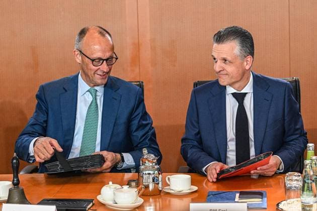 Sitzung des Bundeskabinetts ** NUR FÜR REDAKTIONELLE ZWECKE ** EDITORIAL USE ONLY **<p>Friedrich Merz (CDU, l), Bundeskanzler und Thorsten Frei (CDU), Chef des Bundeskanzleramts und Bundesminister für besondere Aufgaben, sitzen vor der Sitzung des Bundeskabinetts nebeneinander, fotografiert am 22.07.2026 in Berlin. Berlin Berlin Berlin Copyright: MaurizioxGambarini *** Federal Cabinet Meeting ** FOR EDITORIAL PURPOSES ONLY ** EDITORIAL USE ONLY ** p Friedrich Merz (CDU), l, Federal Chancellor, and Thorsten Frei (CDU), Head of the Federal Chancellery and Federal Minister for Special Tasks, sit side by side before the Federal Cabinet meeting, photographed on July 22, 2026, in Berlin Berlin Berlin Berlin Copyright MaurizioxGambarini Copyright: MaurizioxGambarini doc86tqjjgbzdg1f4h7jgx2 ,EDITORIAL USE ONLY