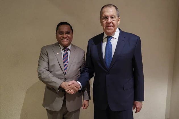 PHILIPPINES, MANILA - JULY 22, 2026: Sri Lanka s Minister of Foreign Affairs Vijitha Herath (L) and Russia s Minister of Foreign Affairs Sergei Lavrov shake hands during a meeting on the sidelines of ASEAN-led events. Video grab. Best quality available. TASS  95321402