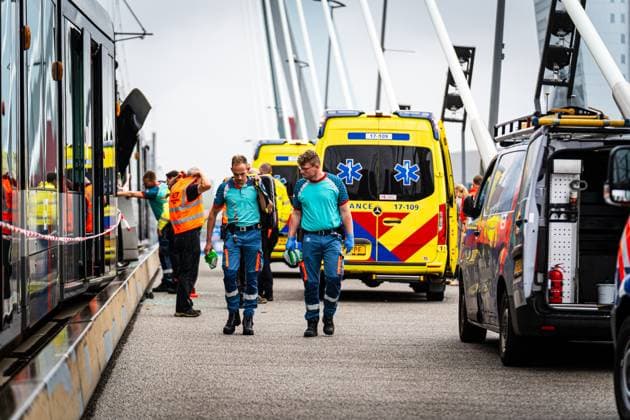 ROTTERDAM - Two trams collided on the Erasmus Bridge in Rotterdam. Eighteen people were injured in the incident, two of them seriously, the safety region reports. MEDIATV ANP netherlands out - belgium out  Copyright: xx x564050977x originalFilename: 564050977.jpg