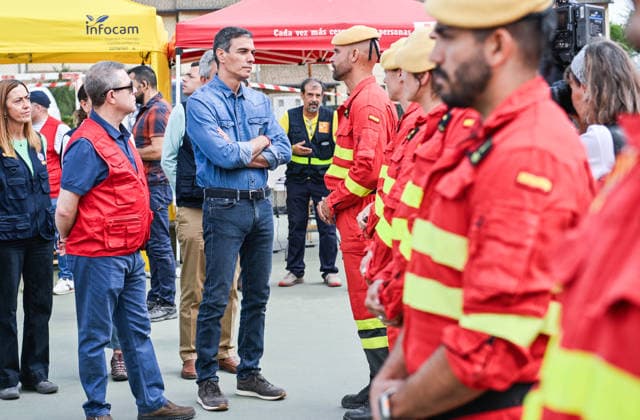 Sánchez and Page Visit the Forward Command Post in Tamajón, Guadalajara, Regarding the La Mierla Fire. Prime Minister Pedro Sánchez 2i , and the President of Castilla-La Mancha, Emiliano García Page 1i, greet the firefighters working on the blaze during a visit to the Forward Command Post for the La Mierla wildfire on July 22, 2026, in Tamajón, Guadalajara, Castilla-La Mancha, Spain. Sánchez visited the Forward Command Post (PMA) facilities to oversee the firefighting efforts and the technical progress of the wildfire that originated in La Mierla on July 16, taking a tour of the affected areas in the region accompanied by the president of Castilla-La Mancha and the Government Delegate in Castilla-La Mancha. JULY 22, 2026 Rafael Martí Tamaj  Copyright: xRafaelxMartinx 7680718