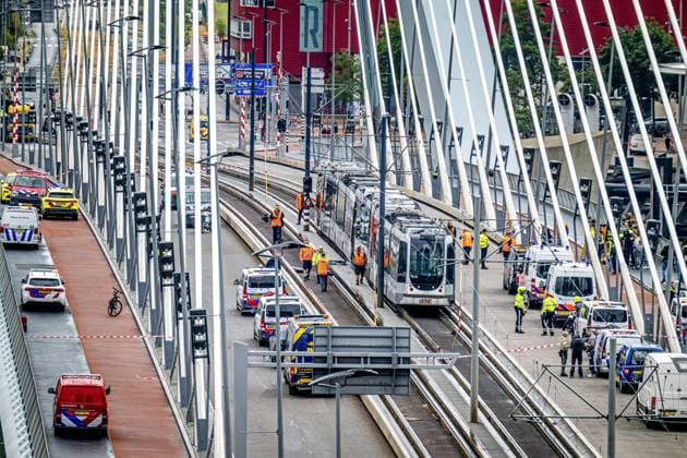 ROTTERDAM - Two trams collided on the Erasmus Bridge in Rotterdam. Eighteen people were injured in the incident, two of them seriously, the safety region reports. FRANK DE ROO ANP netherlands out - belgium out  Copyright: xx x564051109x originalFilename: 564051109.jpg