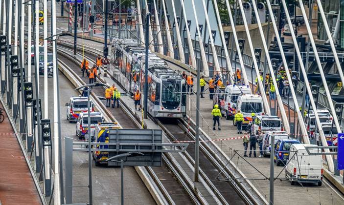 ROTTERDAM - Two trams collided on the Erasmus Bridge in Rotterdam. Eighteen people were injured in the incident, two of them seriously, the safety region reports. FRANK DE ROO ANP netherlands out - belgium out  Copyright: xx x564051214x originalFilename: 564051214.jpg