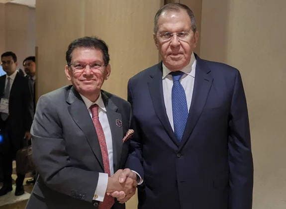PHILIPPINES, MANILA - JULY 22, 2026: Bangladesh s Minister of Foreign Affairs Khalilur Rahman (L) and Russia s Minister of Foreign Affairs Sergei Lavrov shake hands during a meeting on the sidelines of ASEAN-led events. Video grab. Best quality available. Russian Foreign Ministry TASS  95321398
