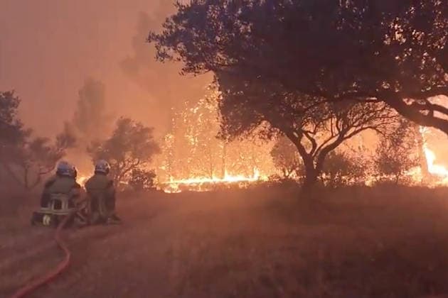 Frankreich, Waldbrände im Südosten des Landes Wildfire burns over 6,000 acres in southeastern France PONTEVRS, VAR, FRANCE - JULY 22: (----EDITORIAL USE ONLY - MANDATORY CREDIT - BOUCHES-DU-RHONE FIRE RESCUE SERVICE HANDOUT - NO MARKETING NO ADVERTISING CAMPAIGNS - DISTRIBUTED AS A SERVICE TO CLIENTS----) A screen grab taken from a video shows the wildfire that swept through southeastern France s Var department overnight and burned 2,550 hectares (6,301 acres) in Pontevrs, Var, France on July 22, 2026. The Var Departmental Fire and Rescue Service said the blaze has scorched 2,550 hectares and is now contained, with no significant further spread. Two homes were destroyed in the commune of Ponteves, where around 10 homes, including those later destroyed, had been evacuated. Around 40  Copyright: x2026xAnadoluxBouches-du-RhonexFirexRescuexServicex xHandoutx