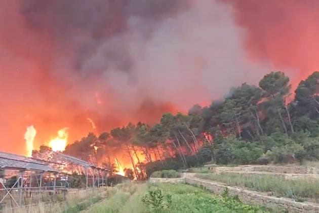 Frankreich, Waldbrände im Südosten des Landes Wildfire burns over 6,000 acres in southeastern France PONTEVRS, VAR, FRANCE - JULY 22: (----EDITORIAL USE ONLY - MANDATORY CREDIT - BOUCHES-DU-RHONE FIRE RESCUE SERVICE HANDOUT - NO MARKETING NO ADVERTISING CAMPAIGNS - DISTRIBUTED AS A SERVICE TO CLIENTS----) A screen grab taken from a video shows the wildfire that swept through southeastern France s Var department overnight and burned 2,550 hectares (6,301 acres) in Pontevrs, Var, France on July 22, 2026. The Var Departmental Fire and Rescue Service said the blaze has scorched 2,550 hectares and is now contained, with no significant further spread. Two homes were destroyed in the commune of Ponteves, where around 10 homes, including those later destroyed, had been evacuated. Around 40  Copyright: x2026xAnadoluxBouches-du-RhonexFirexRescuexServicex xHandoutx