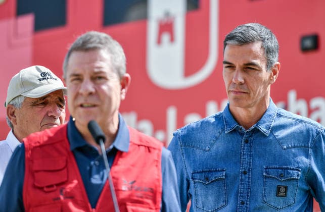 Sánchez and Page Visit the Forward Command Post in Tamajón, Guadalajara, Regarding the La Mierla Fire Prime Minister Pedro Sánchez (right) and the president of Castilla-La Mancha, Emiliano García Page (left), during a visit to the Forward Command Post regarding the La Mierla fire, on July 22, 2026, in Tamajón, Guadalajara, Castilla-La Mancha, Spain. Sánchez visited the Forward Command Post (PMA) facilities to oversee firefighting efforts and monitor the technical progress of the wildfire that broke out in La Mierla on July 16, taking a tour of the affected hectares in the region accompanied by the president of Castilla-La Mancha and the Government Delegate in Castilla-La Mancha. JULY 22, 2026 Rafael Martí Tamajón, Guadalajara, Castilla-La  Copyright: xRafaelxMartinx 7680746