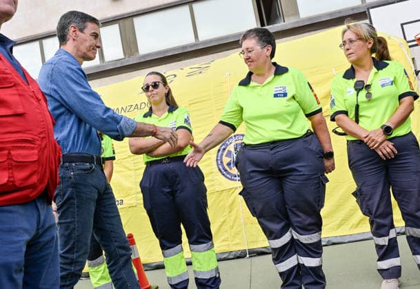 Sánchez and Page Visit the Forward Command Post in Tamajón, Guadalajara, Regarding the La Mierla Wildfire Prime Minister Pedro Sánchez during a visit to the Forward Command Post for the La Mierla wildfire on July 22, 2026, in Tamajón, Guadalajara, Castilla-La Mancha, Spain. Sánchez visited the Forward Command Post (PMA) facilities to oversee firefighting efforts and monitor the technical progress of the wildfire that broke out in La Mierla on July 16, taking a tour of the affected areas in the region accompanied by the president of Castilla-La Mancha and the Government Delegate in Castilla-La Mancha. JULY 22, 2026 Rafael Martí Tamajón, Guadalajara, Castilla-La Mancha, Spain  Copyright: xRafaelxMartinx 7680753
