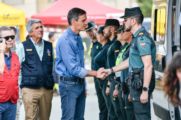 Sánchez and Page Visit the Forward Command Post in Tamajón, Guadalajara, Regarding the La Mierla Wildfire Prime Minister Pedro Sánchez during a visit to the Forward Command Post for the La Mierla wildfire on July 22, 2026, in Tamajón, Guadalajara, Castilla-La Mancha, Spain. Sánchez visited the Forward Command Post (PMA) facilities to oversee firefighting efforts and monitor the technical progress of the wildfire that broke out in La Mierla on July 16, taking a tour of the affected areas in the region accompanied by the president of Castilla-La Mancha and the Government Delegate in Castilla-La Mancha. JULY 22, 2026 Rafael Martí Tamajón, Guadalajara, Castilla-La Mancha, Spain  Copyright: xRafaelxMartinx 7680755